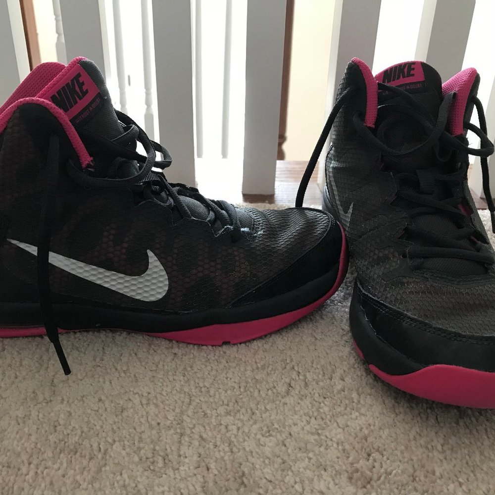 Nike basketball sneakers size 6.5